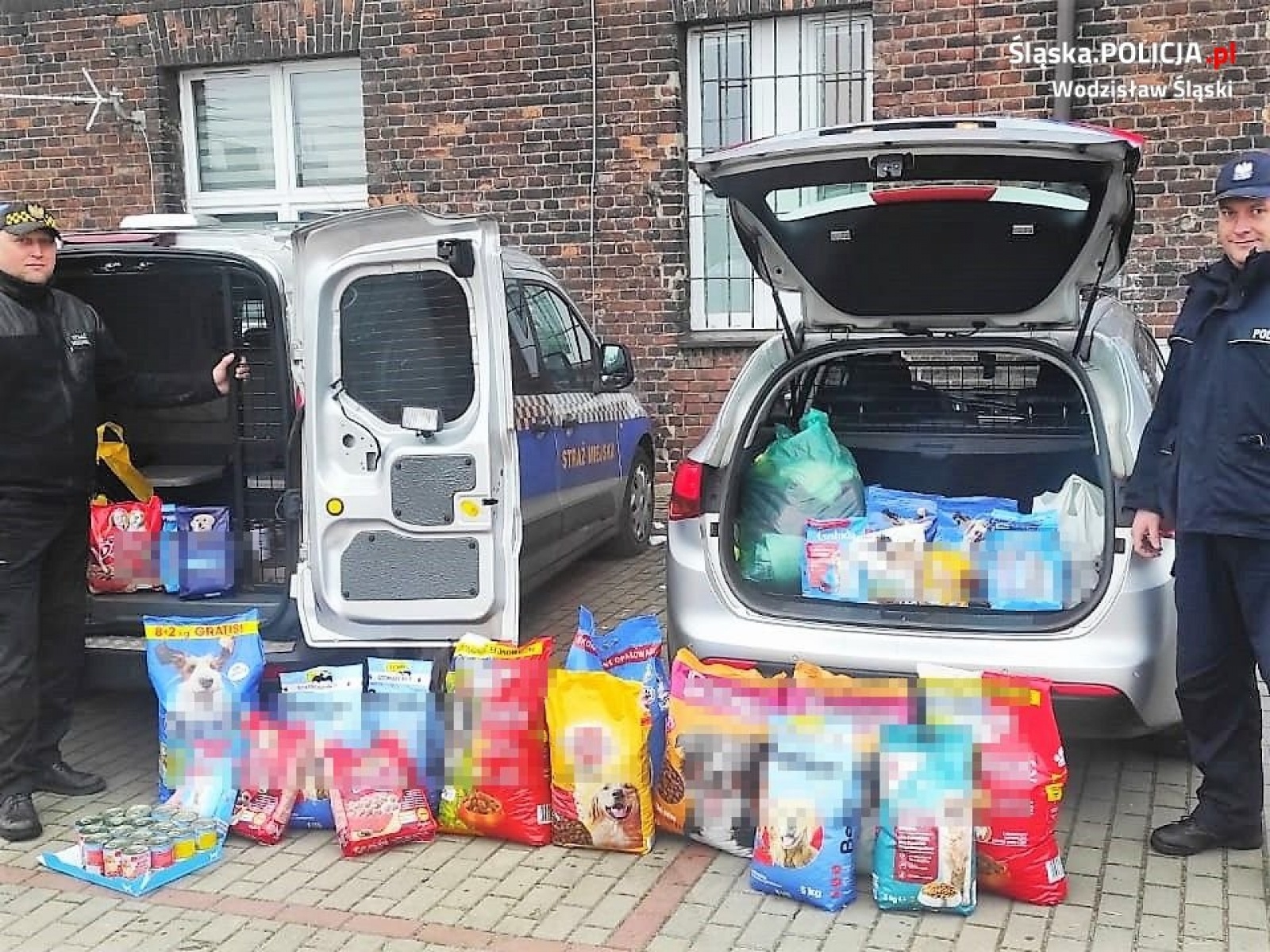 Zdjęcie w galerii na portalu naszwodzislaw.com: Wodzisławscy policjanci zorganizowali zbiórkę karmy dla bezdomnych zwierząt wiadomości z regionu