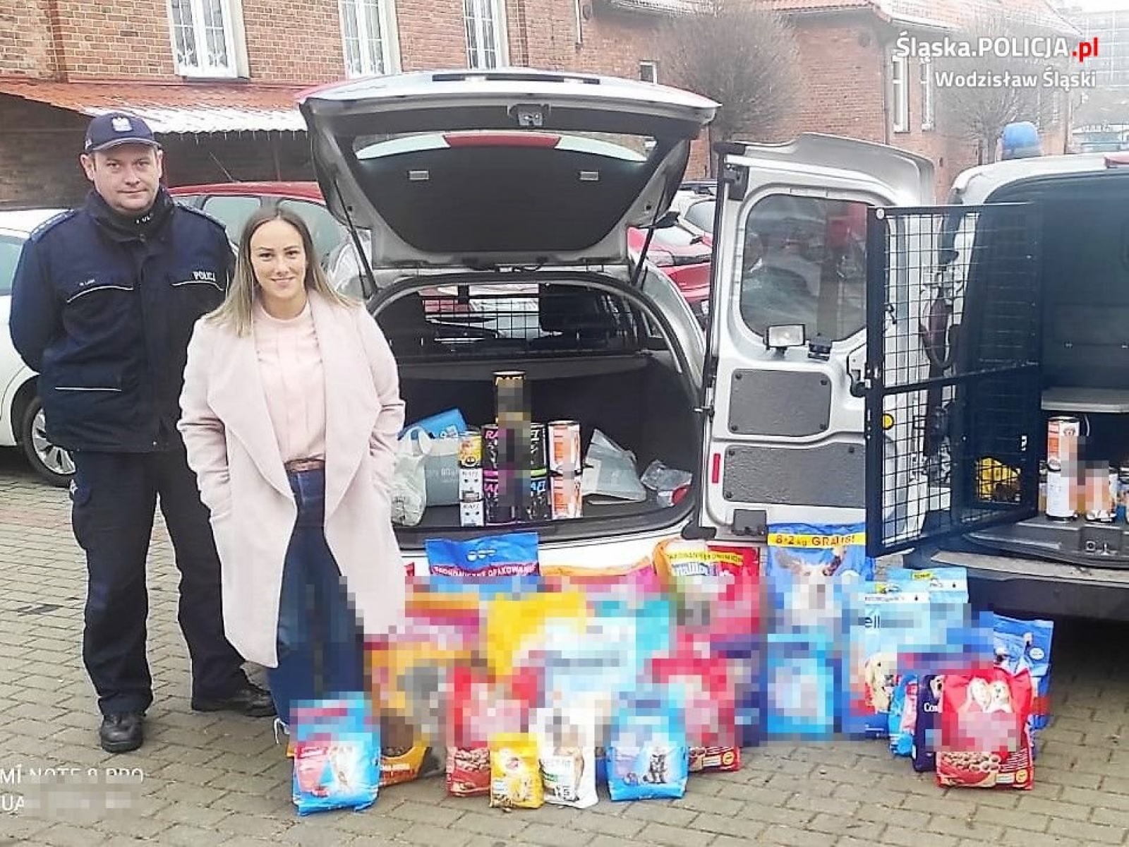 Zdjęcie w galerii na portalu naszwodzislaw.com: Wodzisławscy policjanci zorganizowali zbiórkę karmy dla bezdomnych zwierząt wiadomości z regionu