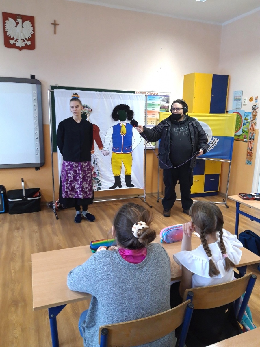 Zdjęcie w galerii na portalu naszwodzislaw.com: Uczniowie ZSP 2 w Radiu Katowice wiadomości z regionu