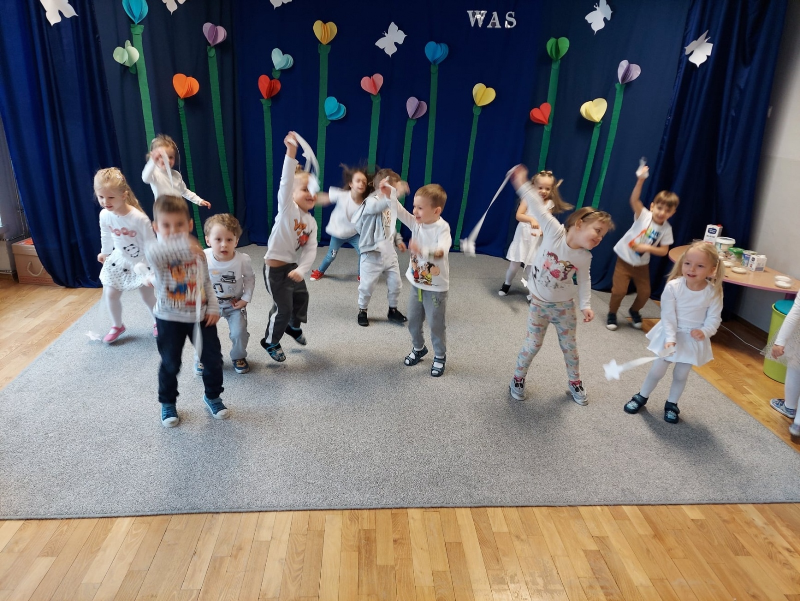 Zdjęcie w galerii na portalu naszwodzislaw.com: Dzień koloru białego w przedszkolu numer 6 wiadomości z regionu