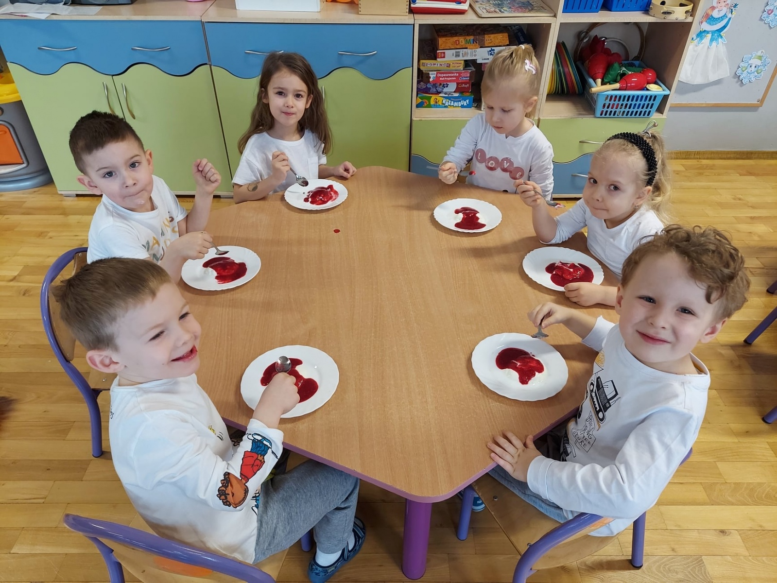 Zdjęcie w galerii na portalu naszwodzislaw.com: Dzień koloru białego w przedszkolu numer 6 wiadomości z regionu