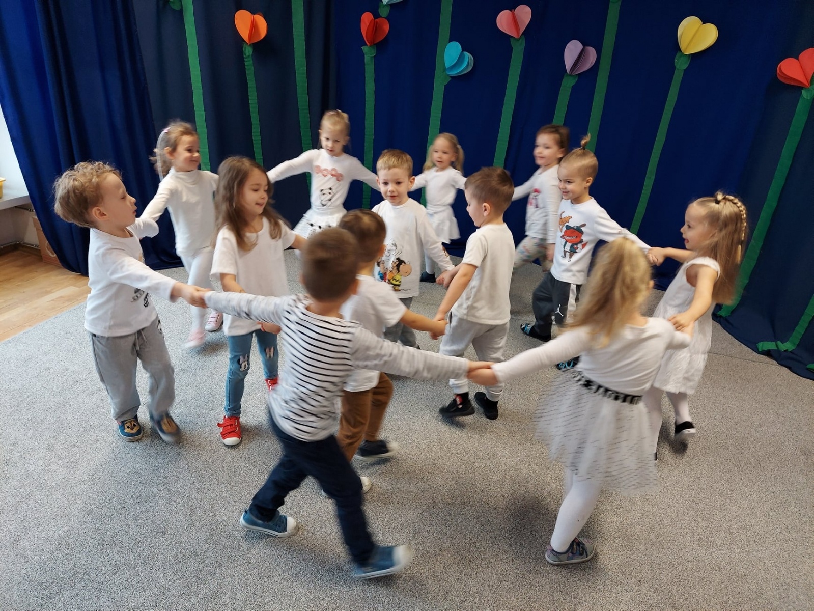 Zdjęcie w galerii na portalu naszwodzislaw.com: Dzień koloru białego w przedszkolu numer 6 wiadomości z regionu