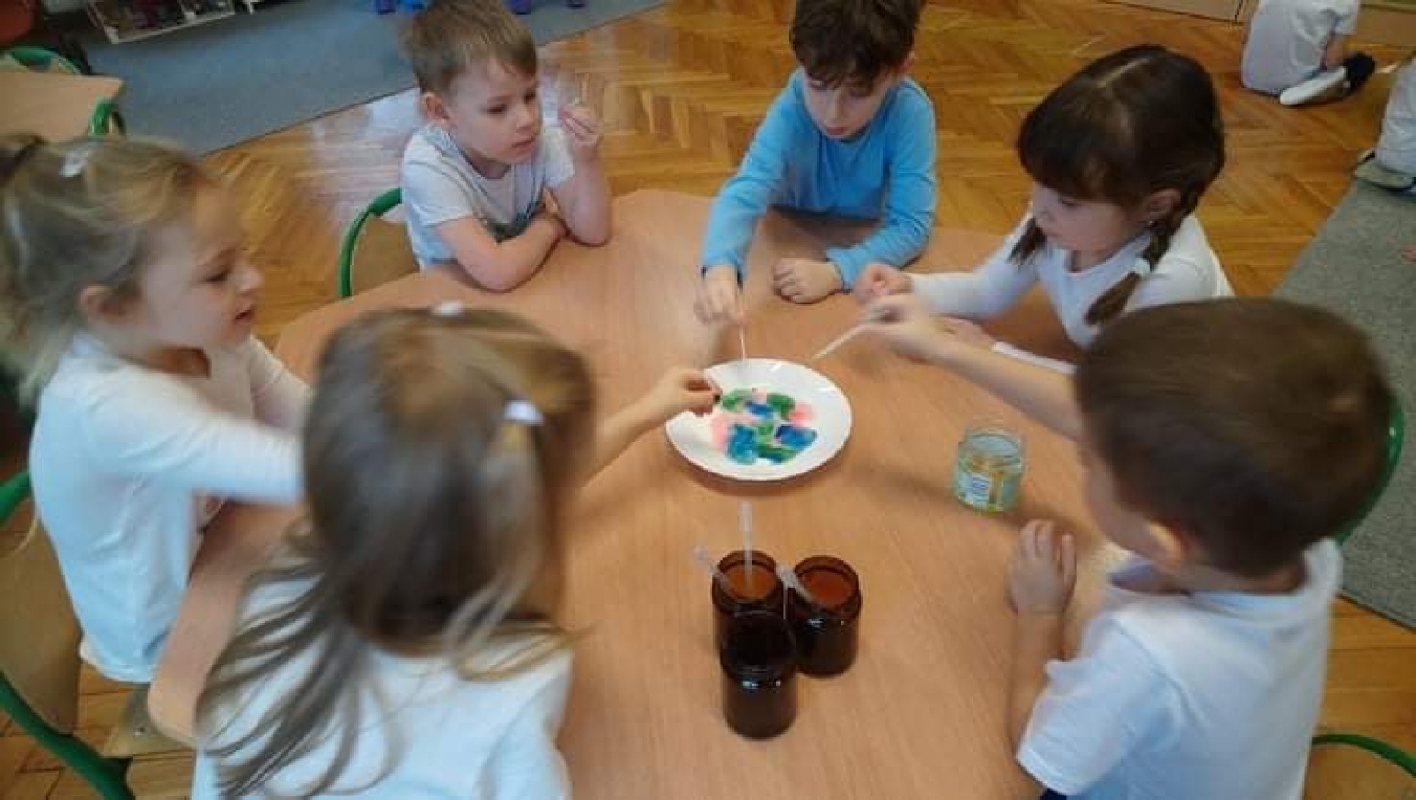 Zdjęcie w galerii na portalu naszwodzislaw.com: Dzień koloru białego w przedszkolu numer 6 wiadomości z regionu