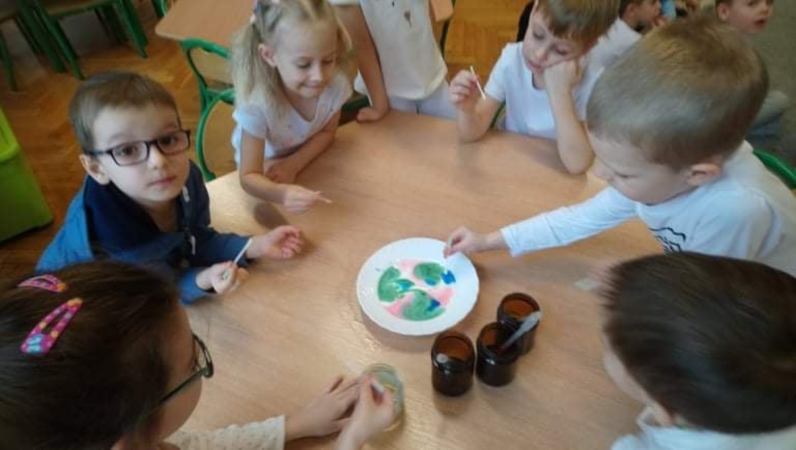 Zdjęcie w galerii na portalu naszwodzislaw.com: Dzień koloru białego w przedszkolu numer 6 wiadomości z regionu