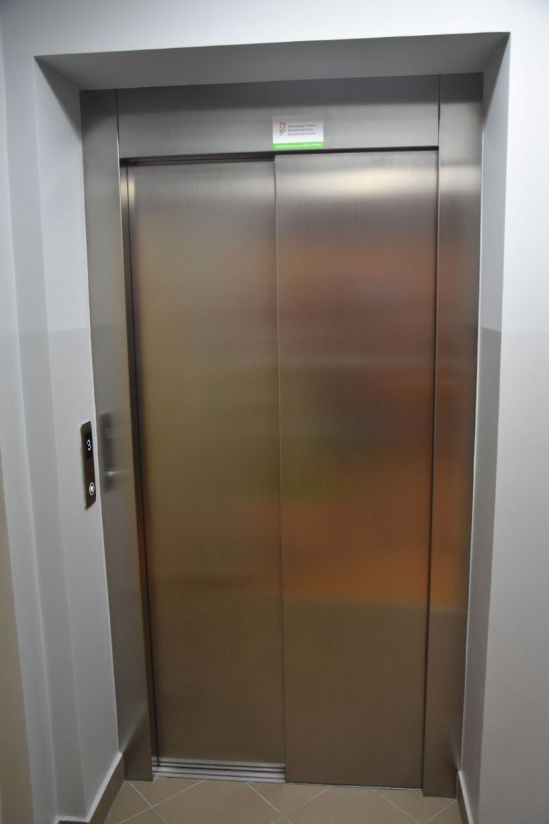 Zdjęcie w galerii na portalu naszwodzislaw.com: W Zespole Placówek Szkolno-Wychowawczo-Rewalidacyjnych ruszyła nowa winda wiadomości z regionu