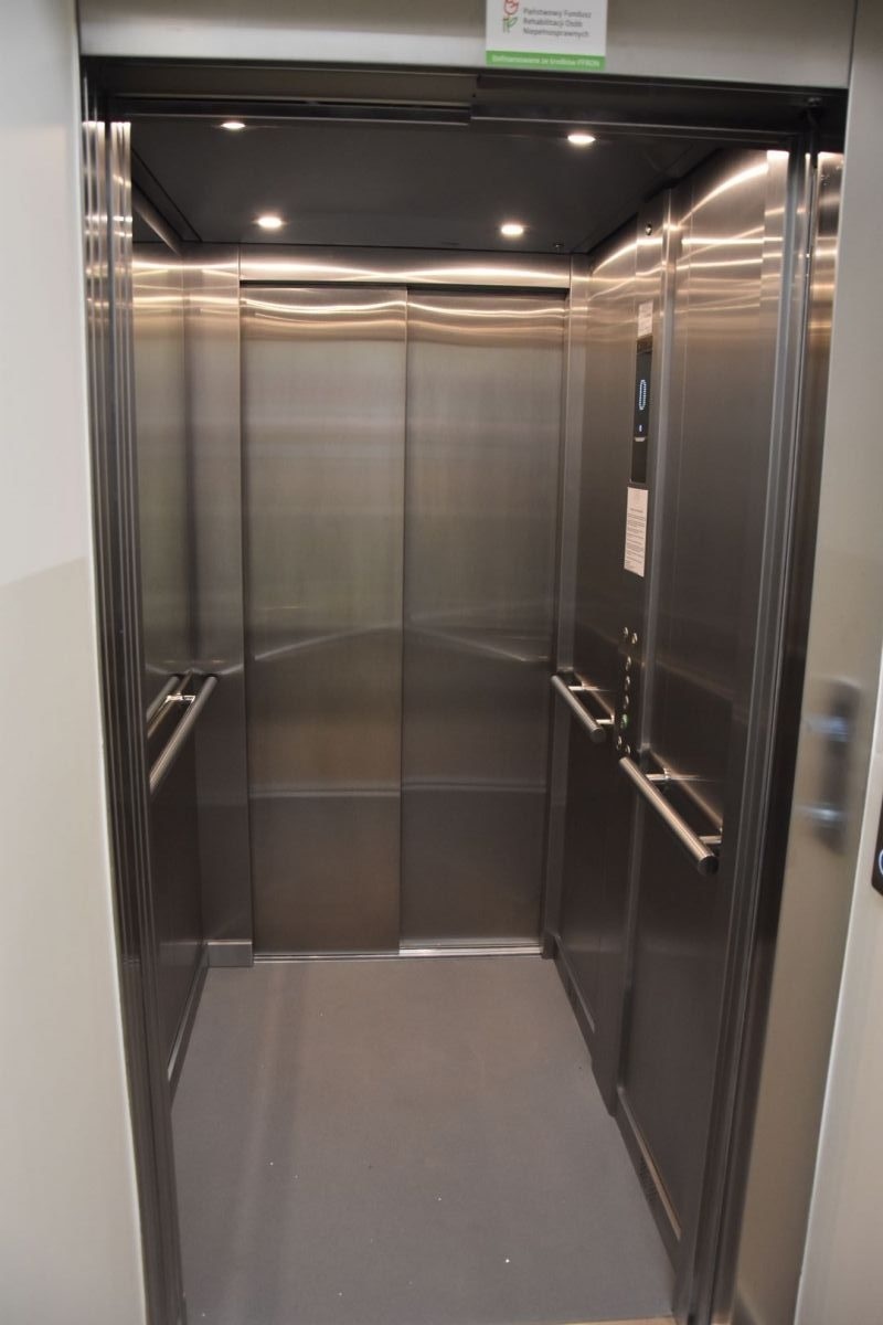 Zdjęcie w galerii na portalu naszwodzislaw.com: W Zespole Placówek Szkolno-Wychowawczo-Rewalidacyjnych ruszyła nowa winda wiadomości z regionu