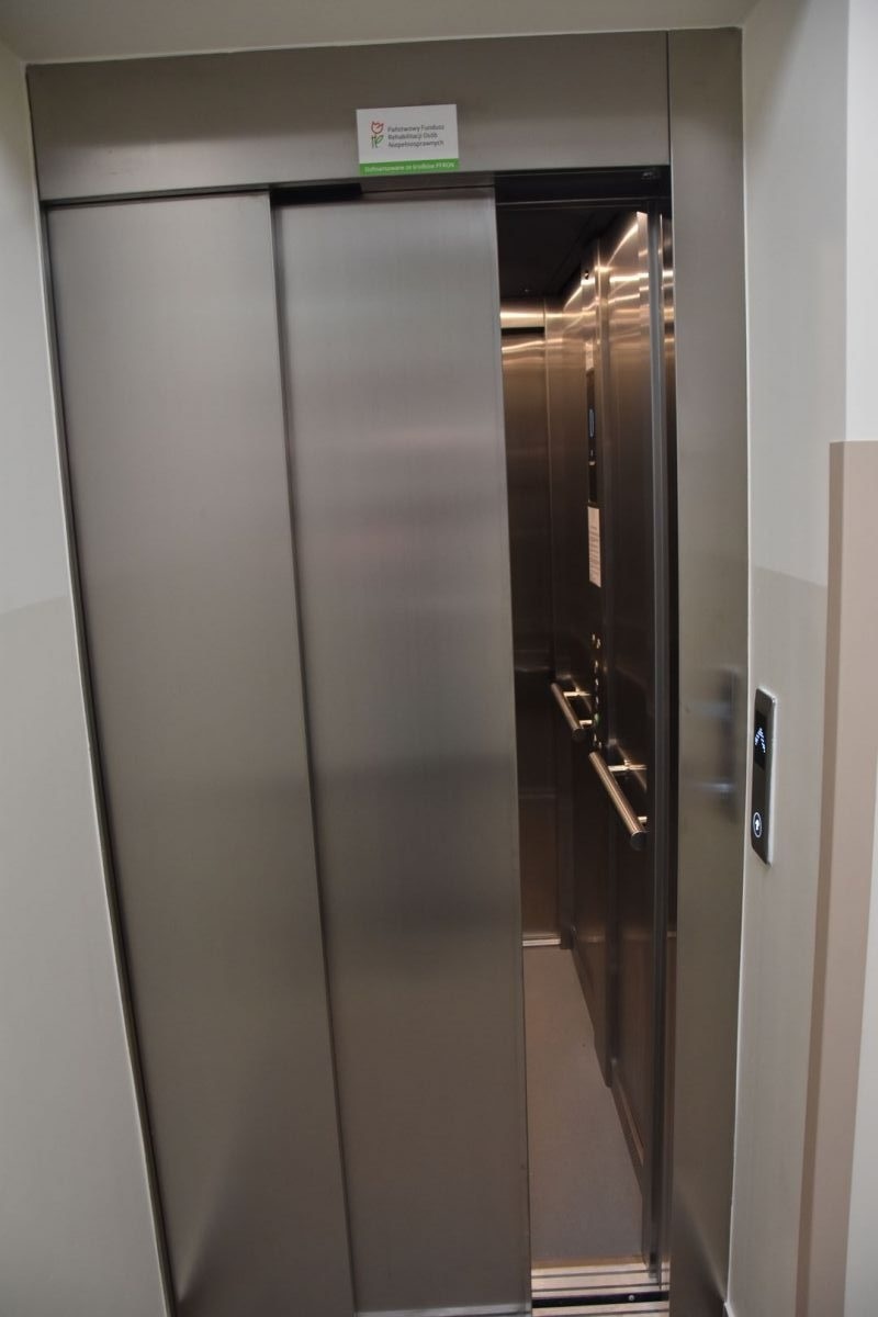 Zdjęcie w galerii na portalu naszwodzislaw.com: W Zespole Placówek Szkolno-Wychowawczo-Rewalidacyjnych ruszyła nowa winda wiadomości z regionu