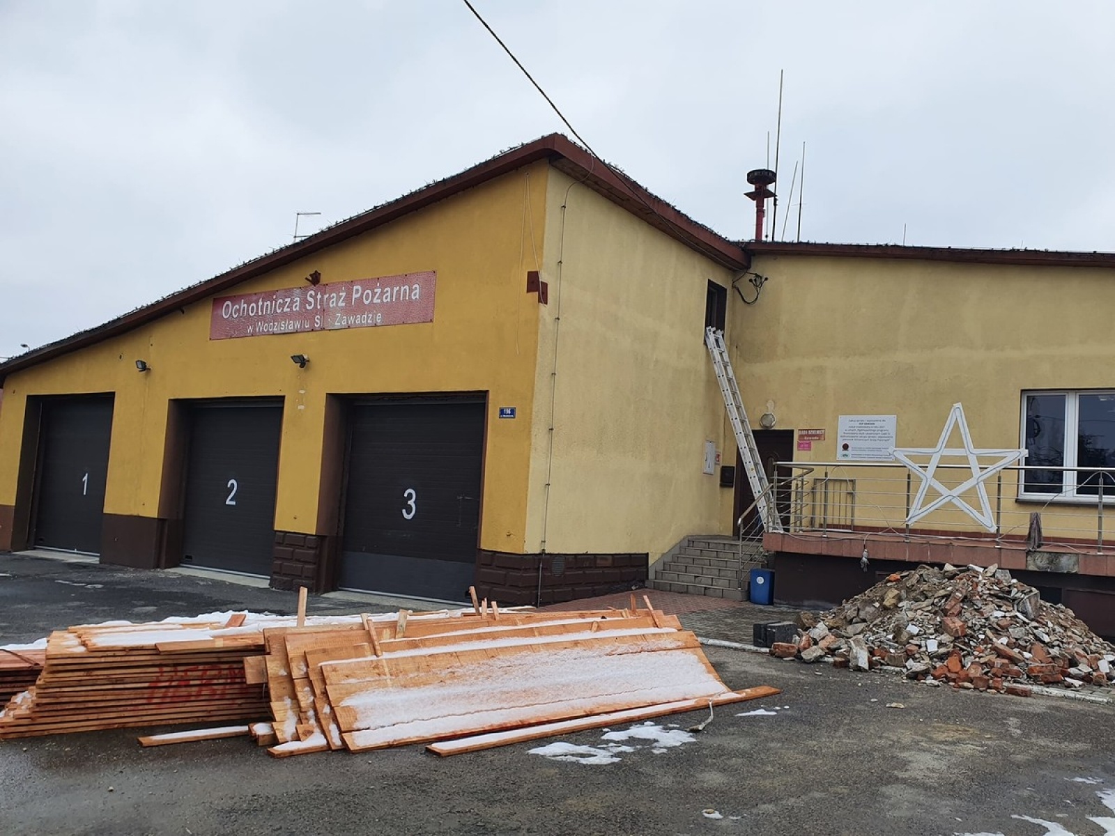 Zdjęcie w galerii na portalu naszwodzislaw.com: Trwają prace termomodernizacyjne w OSP Zawada wiadomości z regionu