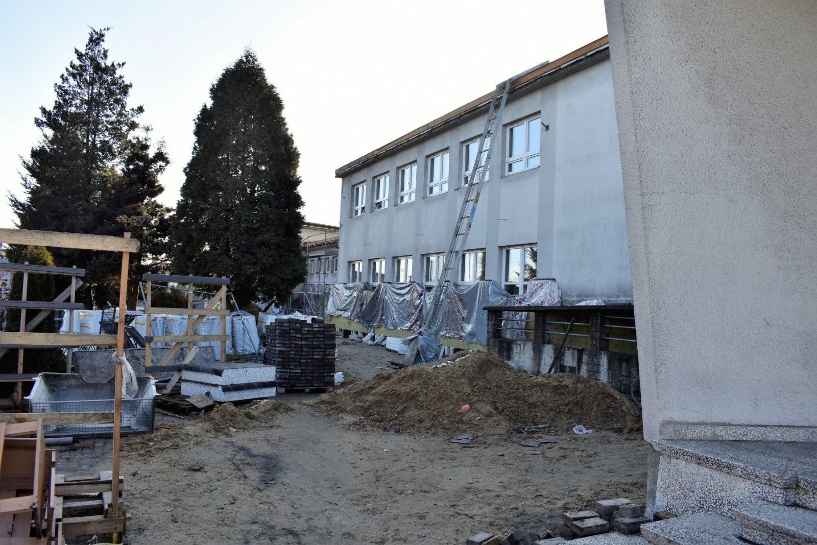 Zdjęcie w galerii na portalu naszwodzislaw.com: Termomodernizacja podstawówki w Gołkowicach na półmetku wiadomości z regionu