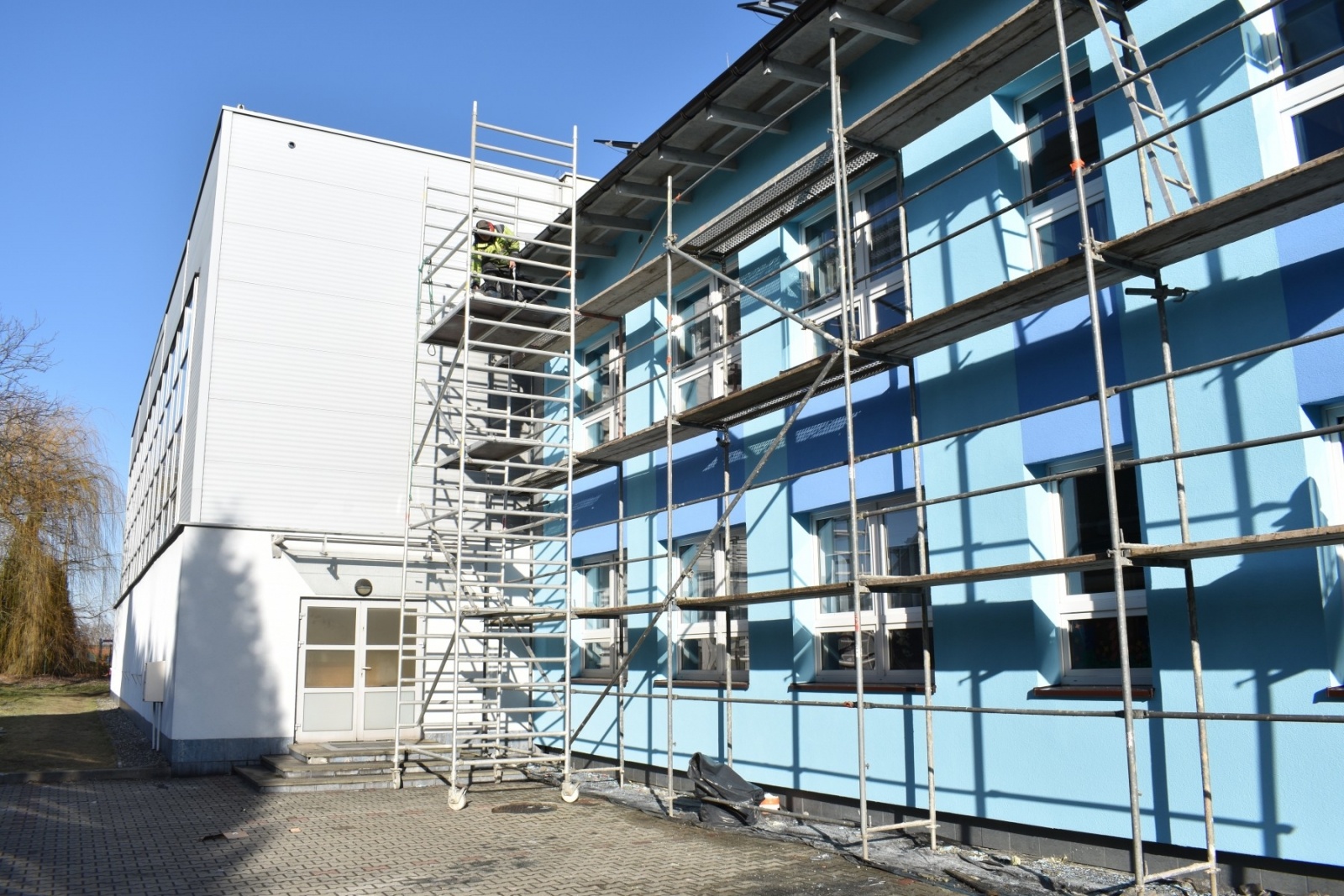 Zdjęcie w galerii na portalu naszwodzislaw.com: Termomodernizacja podstawówki w Gołkowicach na półmetku wiadomości z regionu