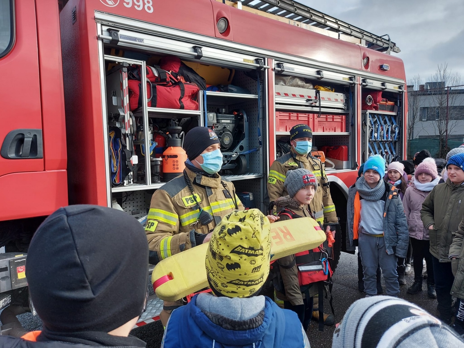 Zdjęcie w galerii na portalu naszwodzislaw.com: Uczniowie SP 10 spotkali się z policjantami i strażakami wiadomości z regionu