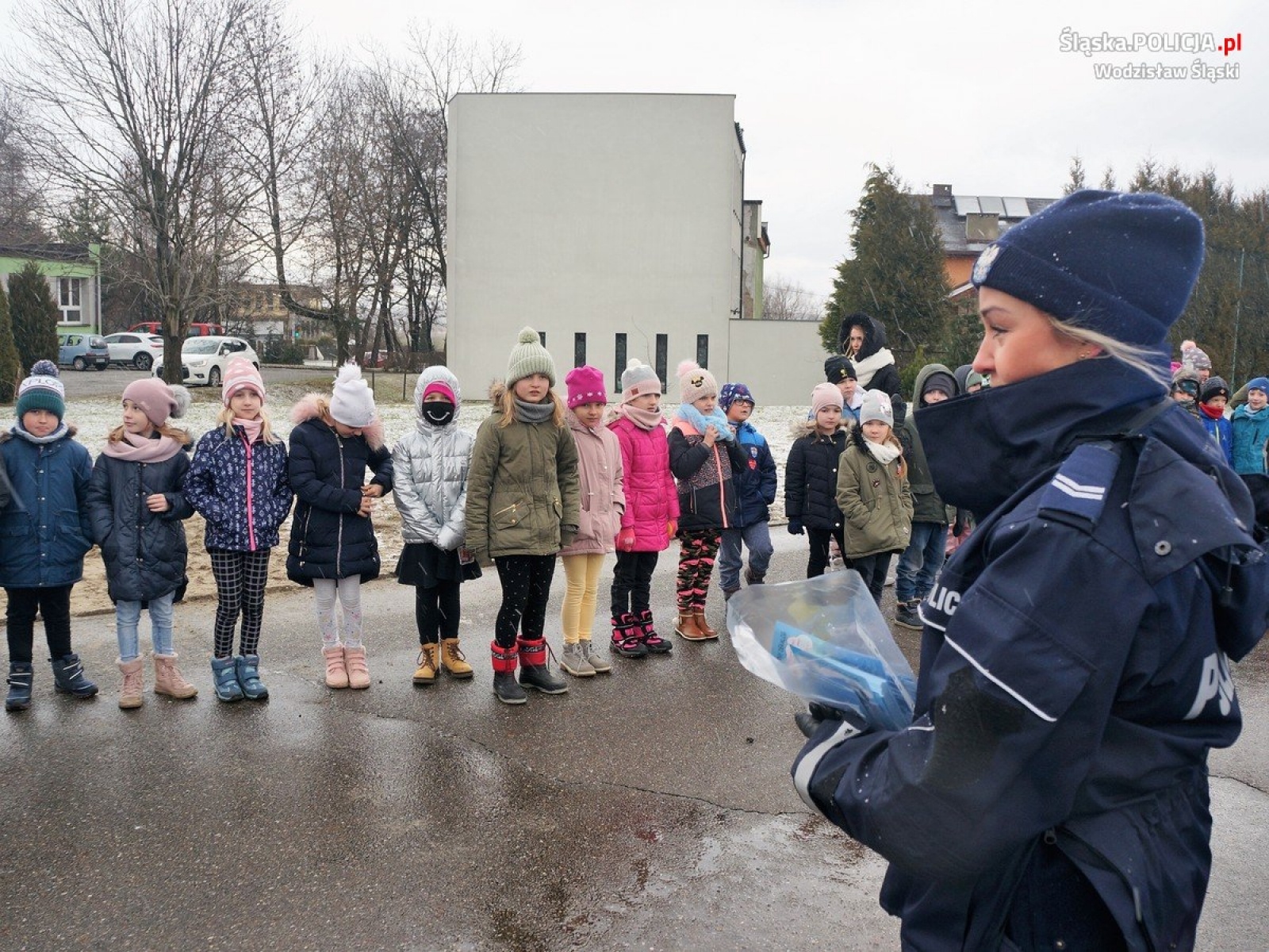 Zdjęcie w galerii na portalu naszwodzislaw.com: Uczniowie SP 10 spotkali się z policjantami i strażakami wiadomości z regionu