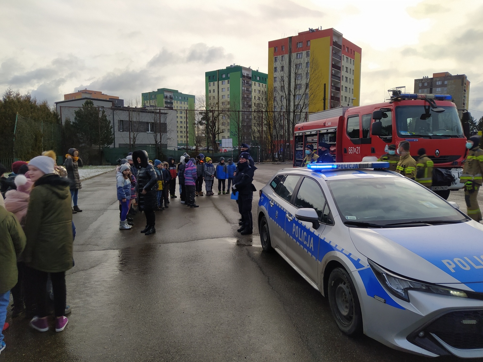 Zdjęcie w galerii na portalu naszwodzislaw.com: Uczniowie SP 10 spotkali się z policjantami i strażakami wiadomości z regionu