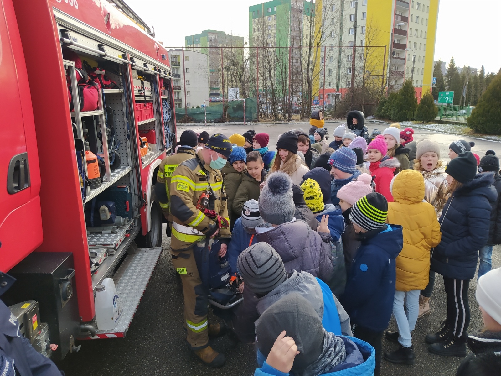 Zdjęcie w galerii na portalu naszwodzislaw.com: Uczniowie SP 10 spotkali się z policjantami i strażakami wiadomości z regionu