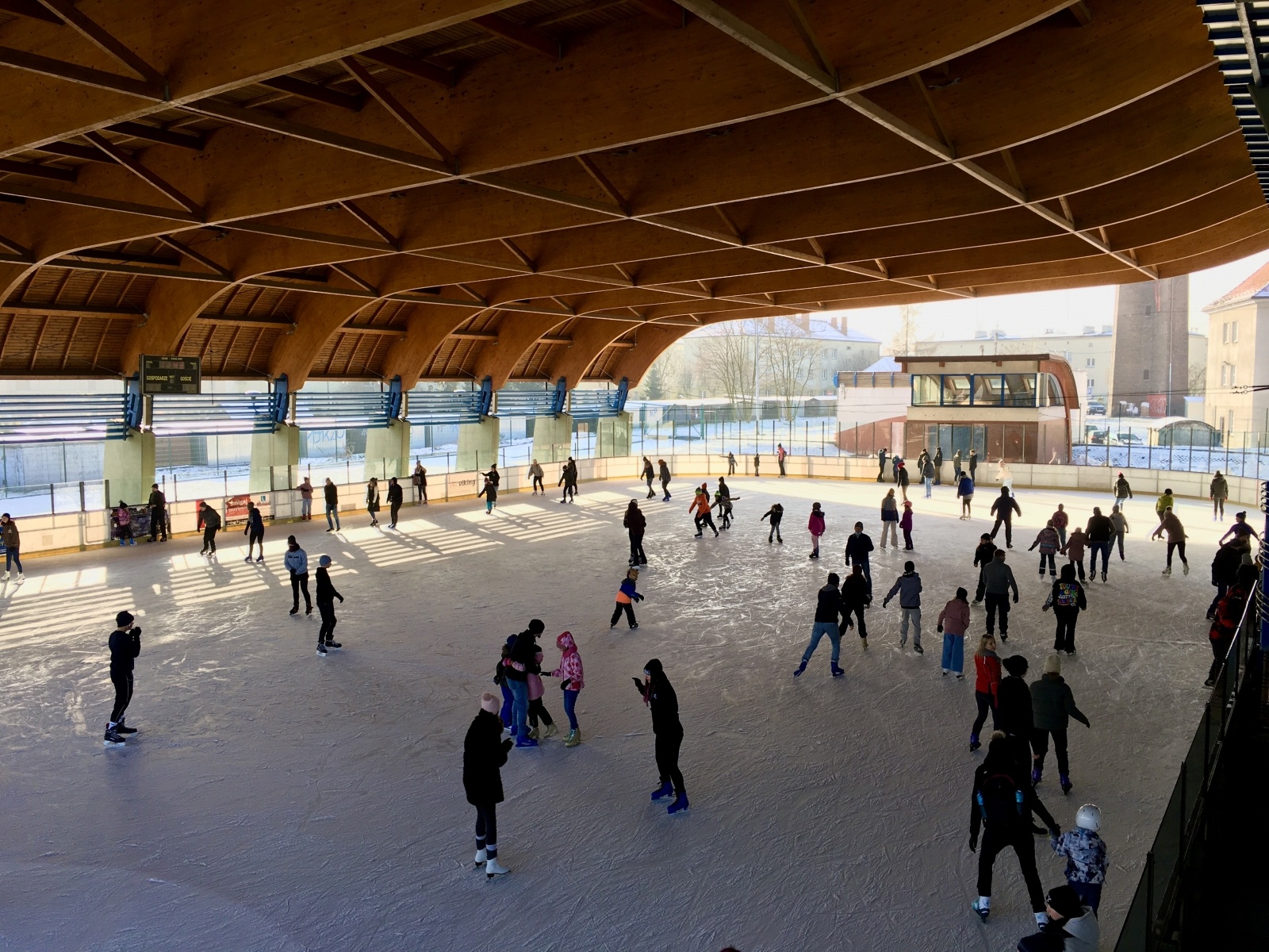 Zdjęcie w galerii na portalu naszwodzislaw.com: Pszów. Lodowisko i MOK na ferie wiadomości z regionu