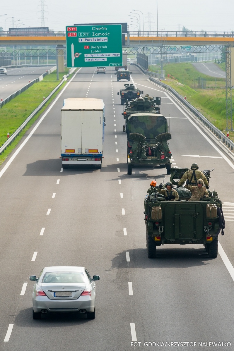 Zdjęcie w galerii na portalu naszwodzislaw.com: Kolumny wojskowych pojazdów na A1 i A4 wiadomości z regionu