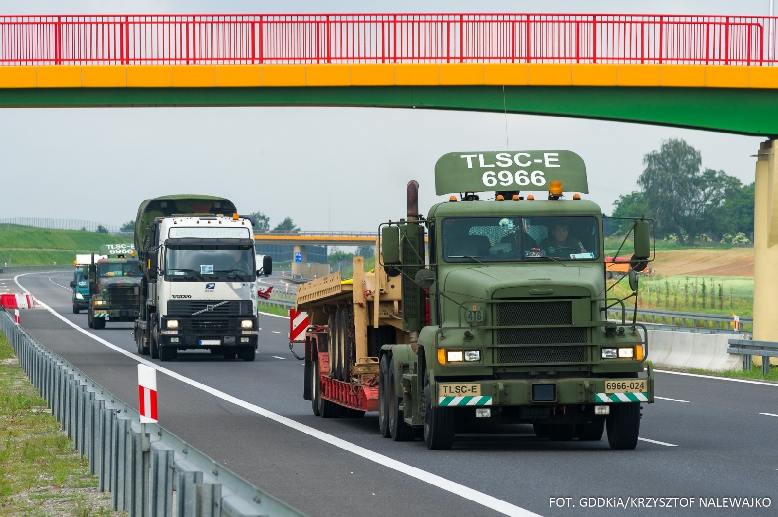 Zdjęcie w galerii na portalu naszwodzislaw.com: Kolumny wojskowych pojazdów na A1 i A4 wiadomości z regionu