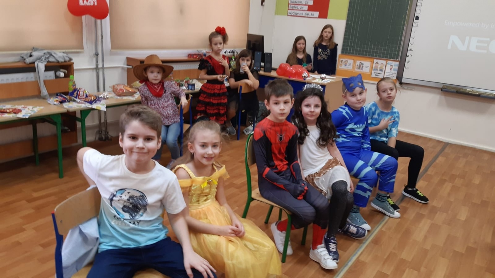 Zdjęcie w galerii na portalu naszwodzislaw.com: Karnawałowy zawrót głowy w SP 16 wiadomości z regionu
