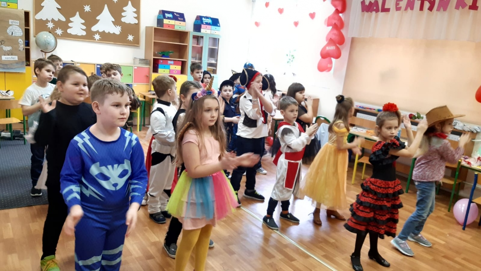 Zdjęcie w galerii na portalu naszwodzislaw.com: Karnawałowy zawrót głowy w SP 16 wiadomości z regionu