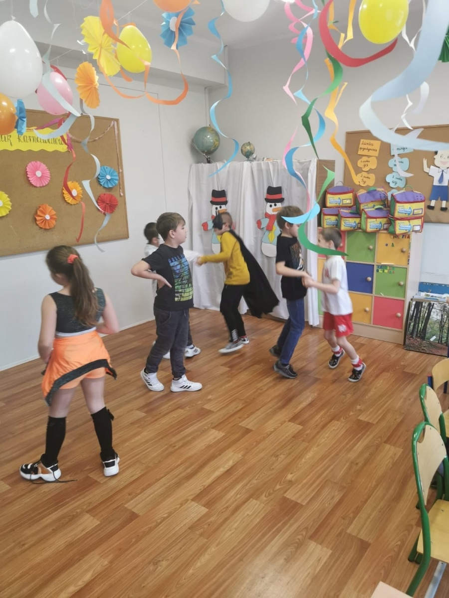 Zdjęcie w galerii na portalu naszwodzislaw.com: Karnawałowy zawrót głowy w SP 16 wiadomości z regionu