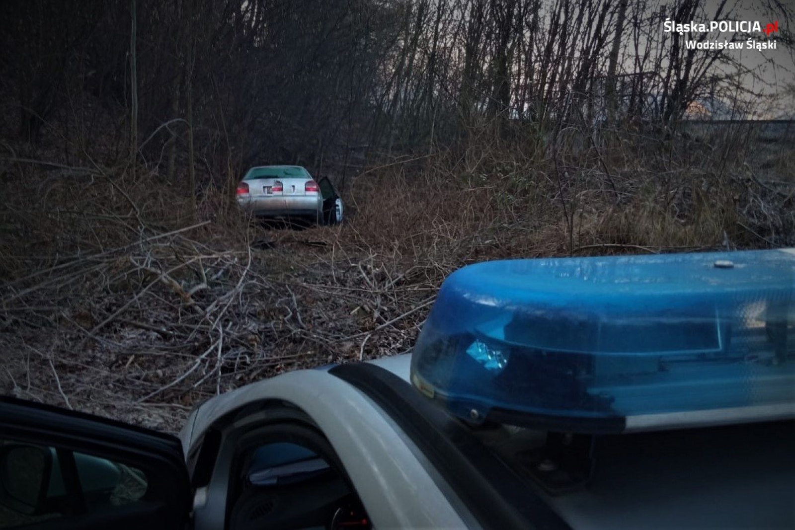 Zdjęcie w galerii na portalu naszwodzislaw.com: Nietrzeźwy kierujący nawiał przed policją. Ucieczkę zakończył w rowie wiadomości z regionu