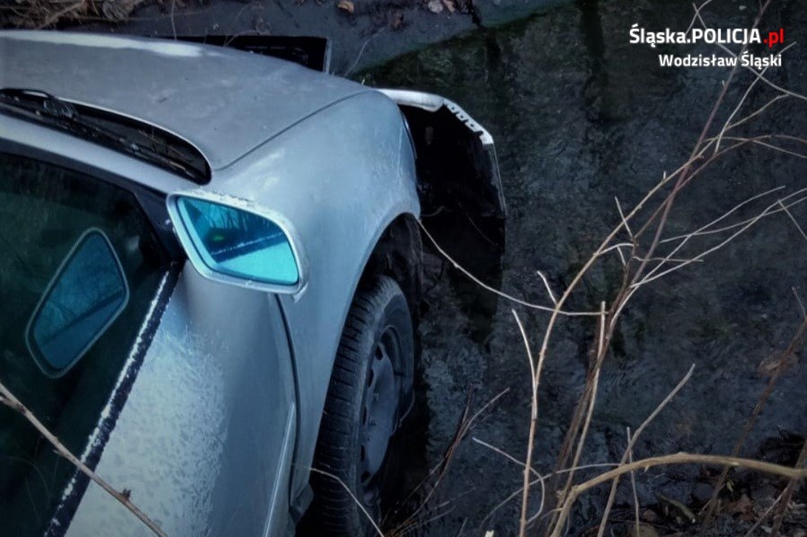 Zdjęcie w galerii na portalu naszwodzislaw.com: Nietrzeźwy kierujący nawiał przed policją. Ucieczkę zakończył w rowie wiadomości z regionu