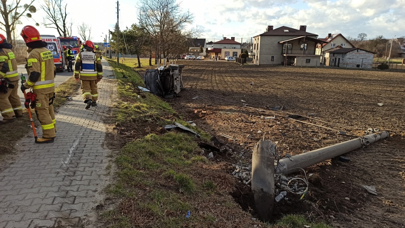 Zdjęcie w galerii na portalu naszwodzislaw.com: Dachowanie volkswagena w Lubomi [FOTO] wiadomości z regionu