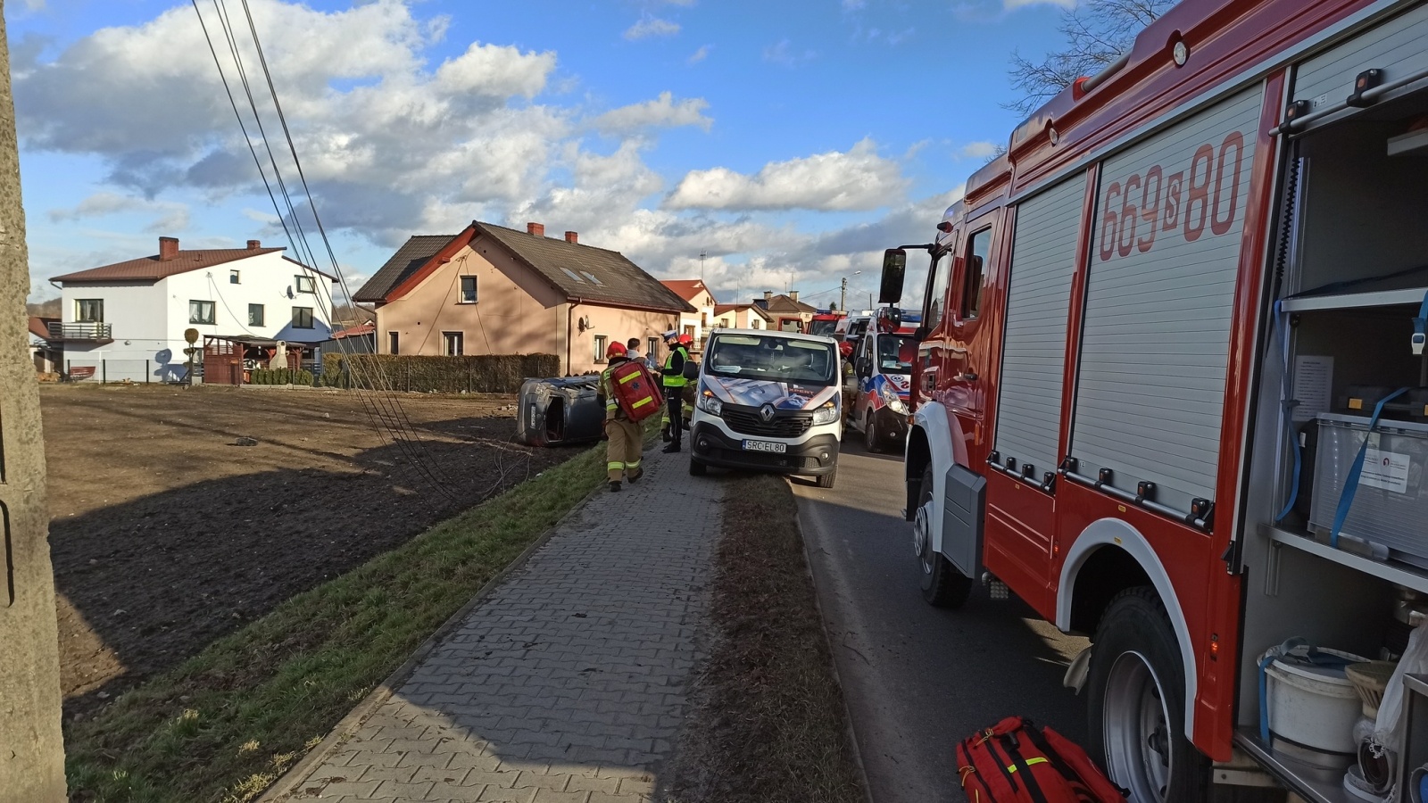 Zdjęcie w galerii na portalu naszwodzislaw.com: Dachowanie volkswagena w Lubomi [FOTO] wiadomości z regionu