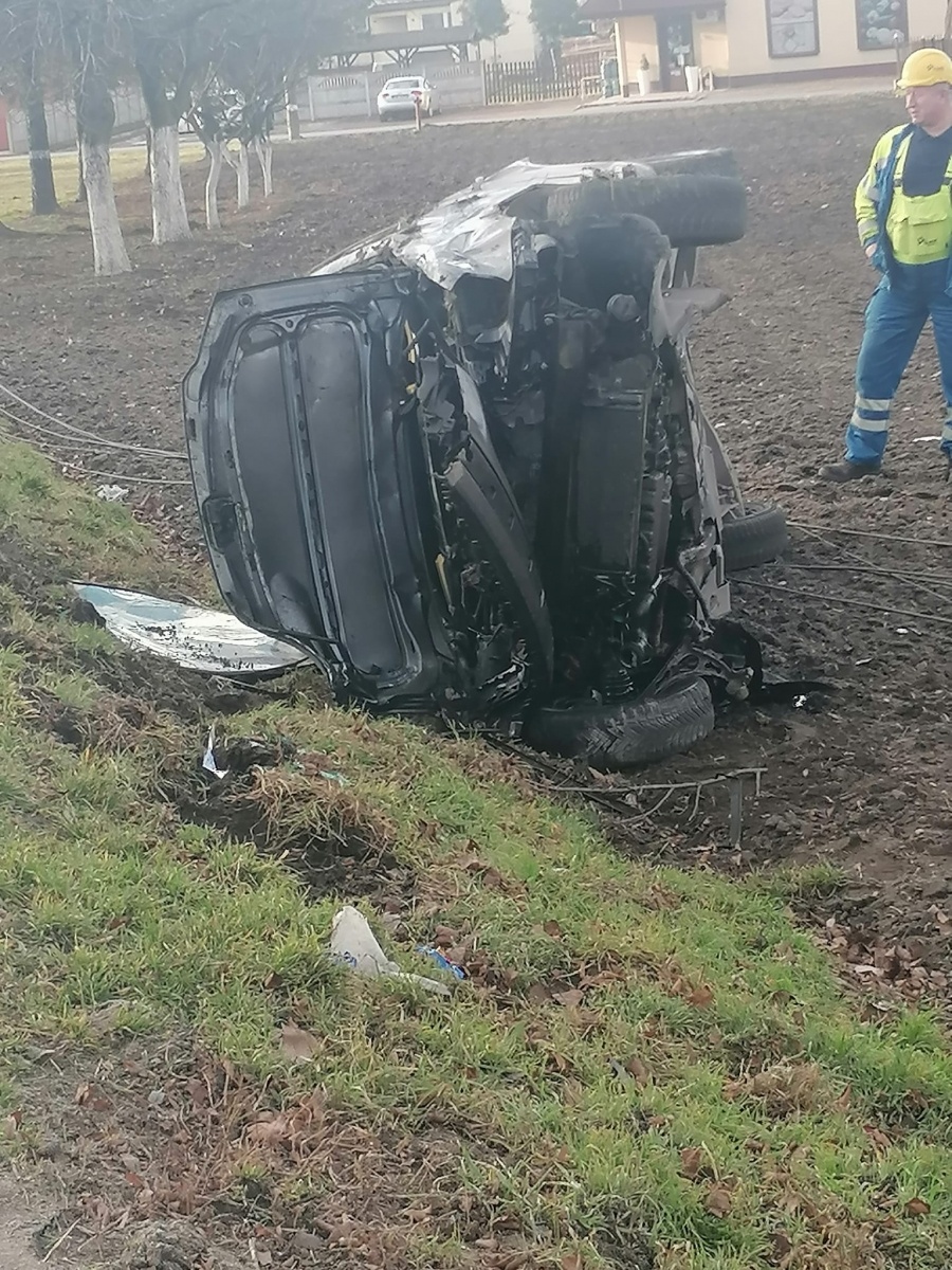 Zdjęcie w galerii na portalu naszwodzislaw.com: Dachowanie volkswagena w Lubomi [FOTO] wiadomości z regionu