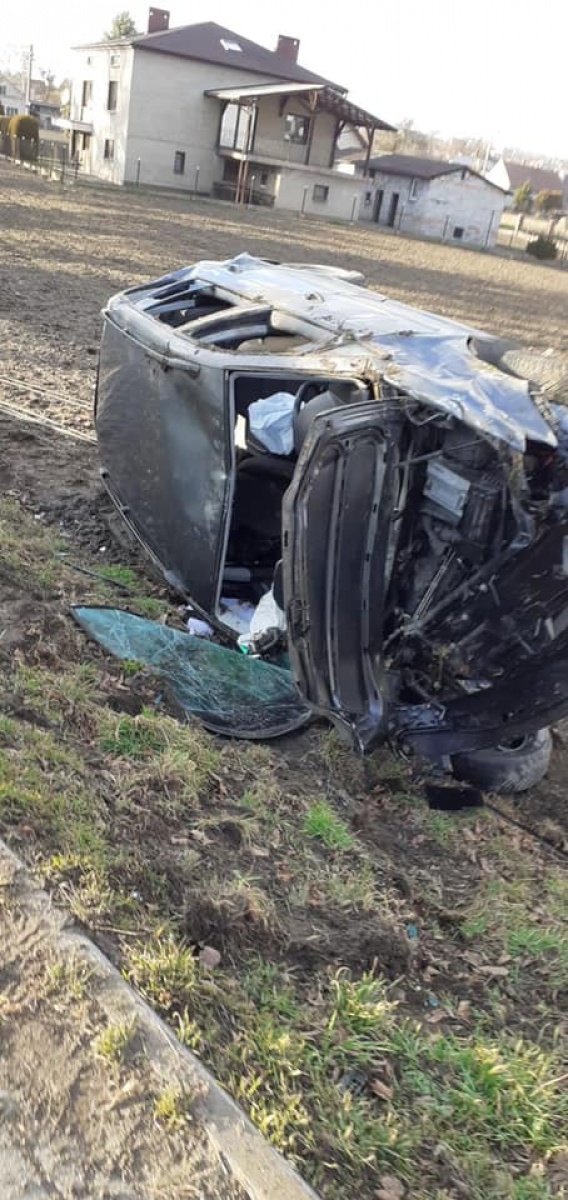 Zdjęcie w galerii na portalu naszwodzislaw.com: Dachowanie volkswagena w Lubomi [FOTO] wiadomości z regionu