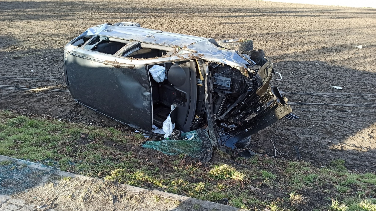 Zdjęcie w galerii na portalu naszwodzislaw.com: Dachowanie volkswagena w Lubomi [FOTO] wiadomości z regionu