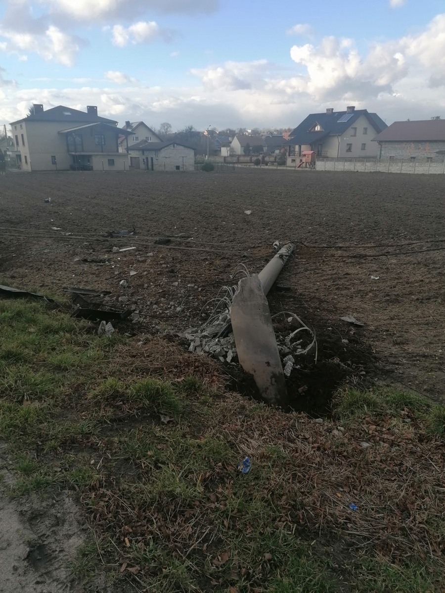 Zdjęcie w galerii na portalu naszwodzislaw.com: Dachowanie volkswagena w Lubomi [FOTO] wiadomości z regionu