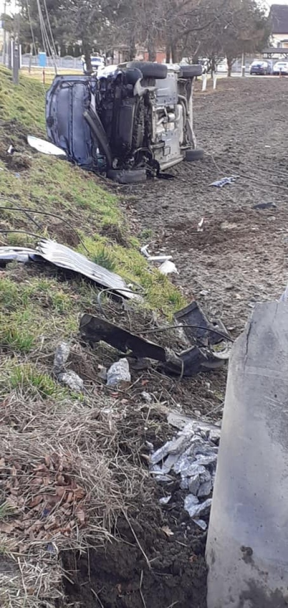 Zdjęcie w galerii na portalu naszwodzislaw.com: Dachowanie volkswagena w Lubomi [FOTO] wiadomości z regionu