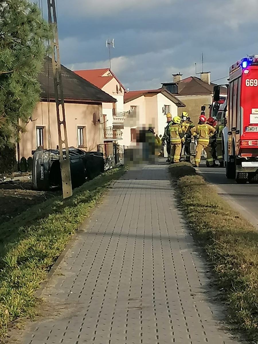 Zdjęcie w galerii na portalu naszwodzislaw.com: Dachowanie volkswagena w Lubomi [FOTO] wiadomości z regionu