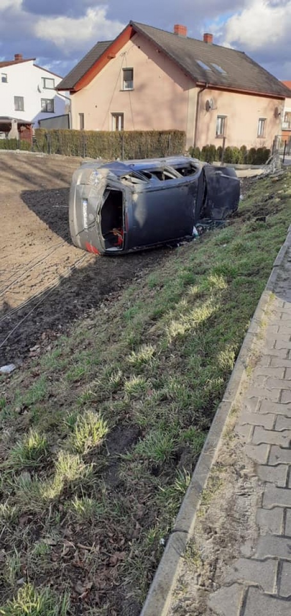 Zdjęcie w galerii na portalu naszwodzislaw.com: Dachowanie volkswagena w Lubomi [FOTO] wiadomości z regionu