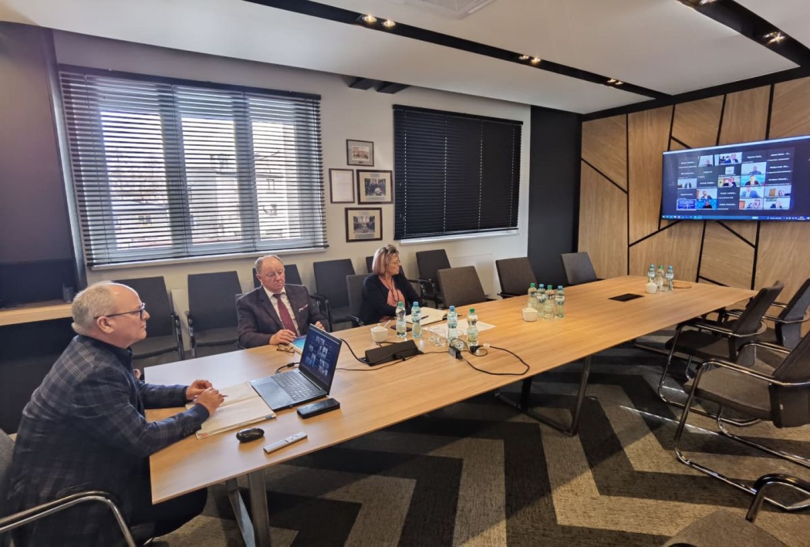 Zdjęcie w galerii na portalu naszwodzislaw.com: Z wojewodą o sytuacji na Ukrainie wiadomości z regionu