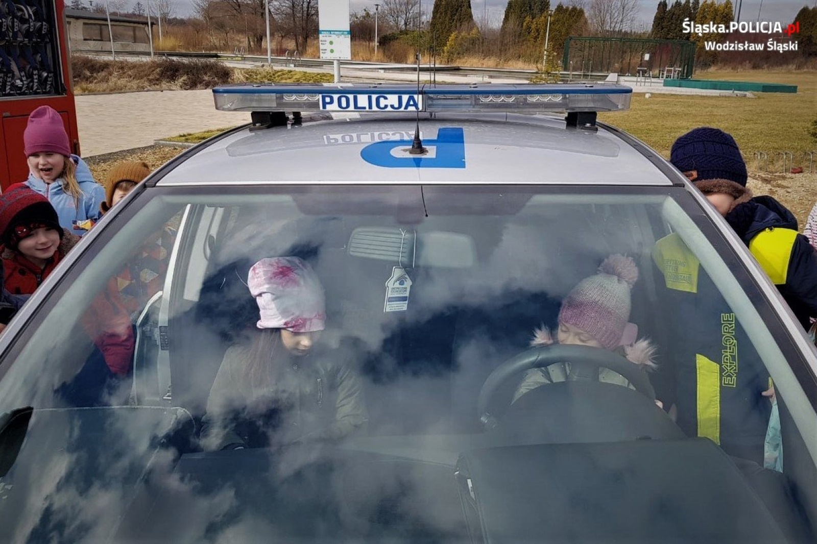 Zdjęcie w galerii na portalu naszwodzislaw.com: Dzielnicowi i strażacy wspólnie o bezpieczeństwie podczas ferii wiadomości z regionu