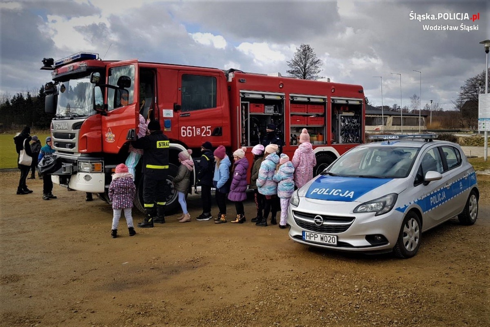 Zdjęcie w galerii na portalu naszwodzislaw.com: Dzielnicowi i strażacy wspólnie o bezpieczeństwie podczas ferii wiadomości z regionu