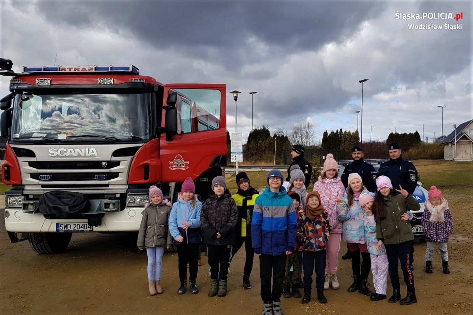 Zdjęcie w galerii na portalu naszwodzislaw.com: Dzielnicowi i strażacy wspólnie o bezpieczeństwie podczas ferii wiadomości z regionu