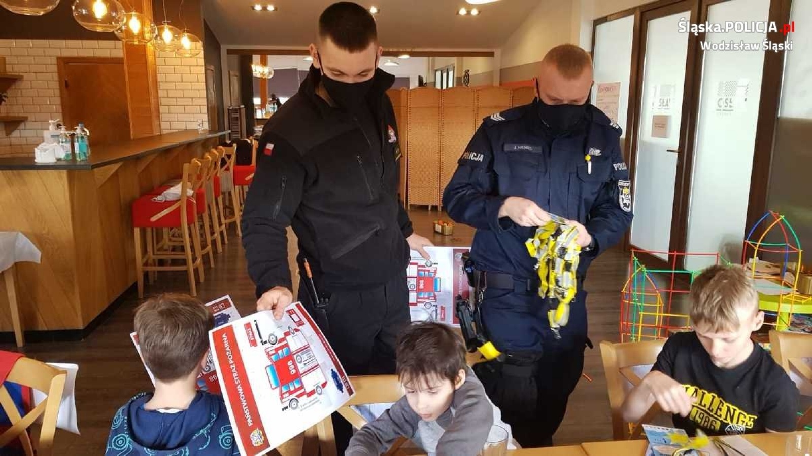 Zdjęcie w galerii na portalu naszwodzislaw.com: Dzielnicowi i strażacy wspólnie o bezpieczeństwie podczas ferii wiadomości z regionu