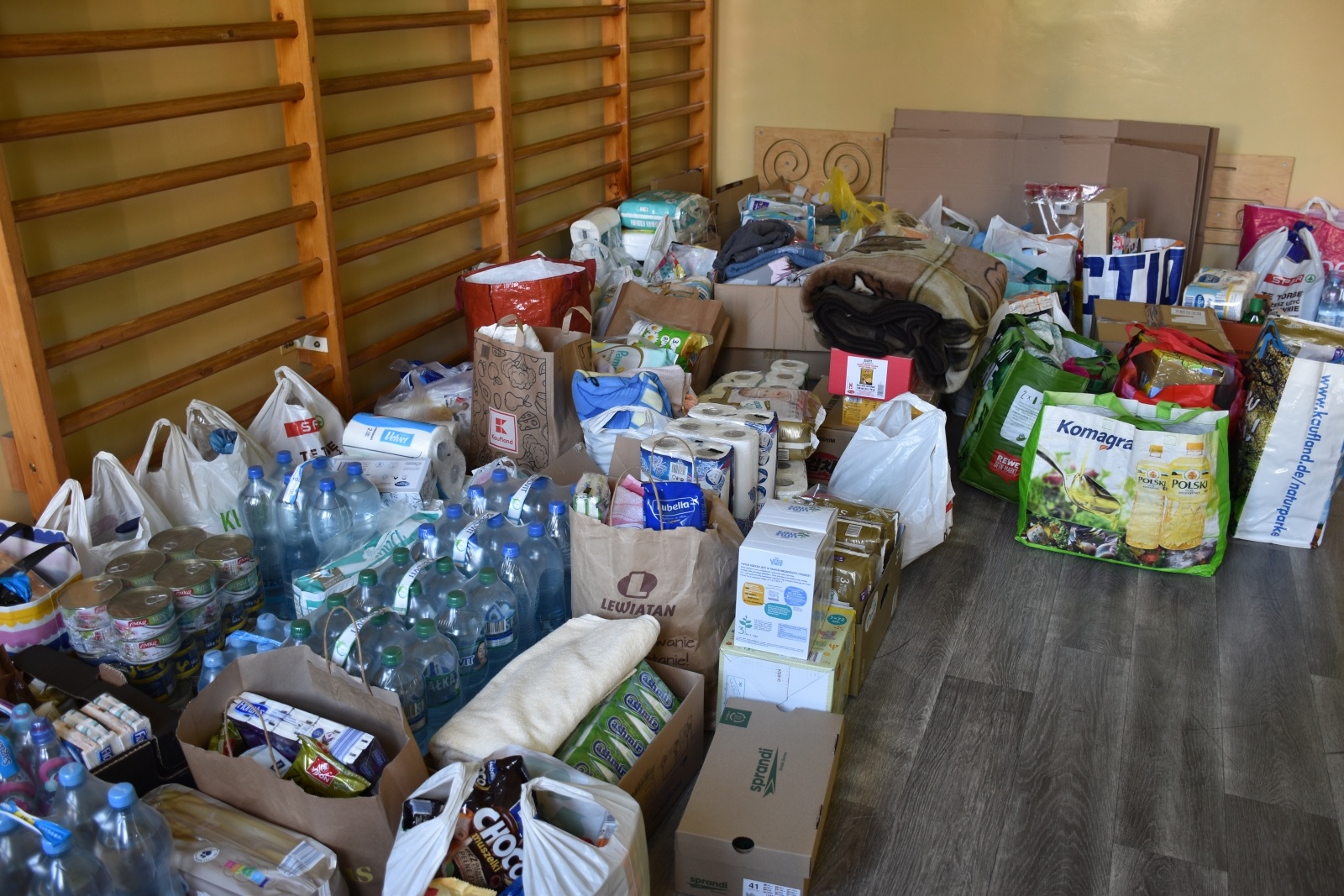 Zdjęcie w galerii na portalu naszwodzislaw.com: Wodzisławskie placówki oświatowe pomagają Ukrainie wiadomości z regionu