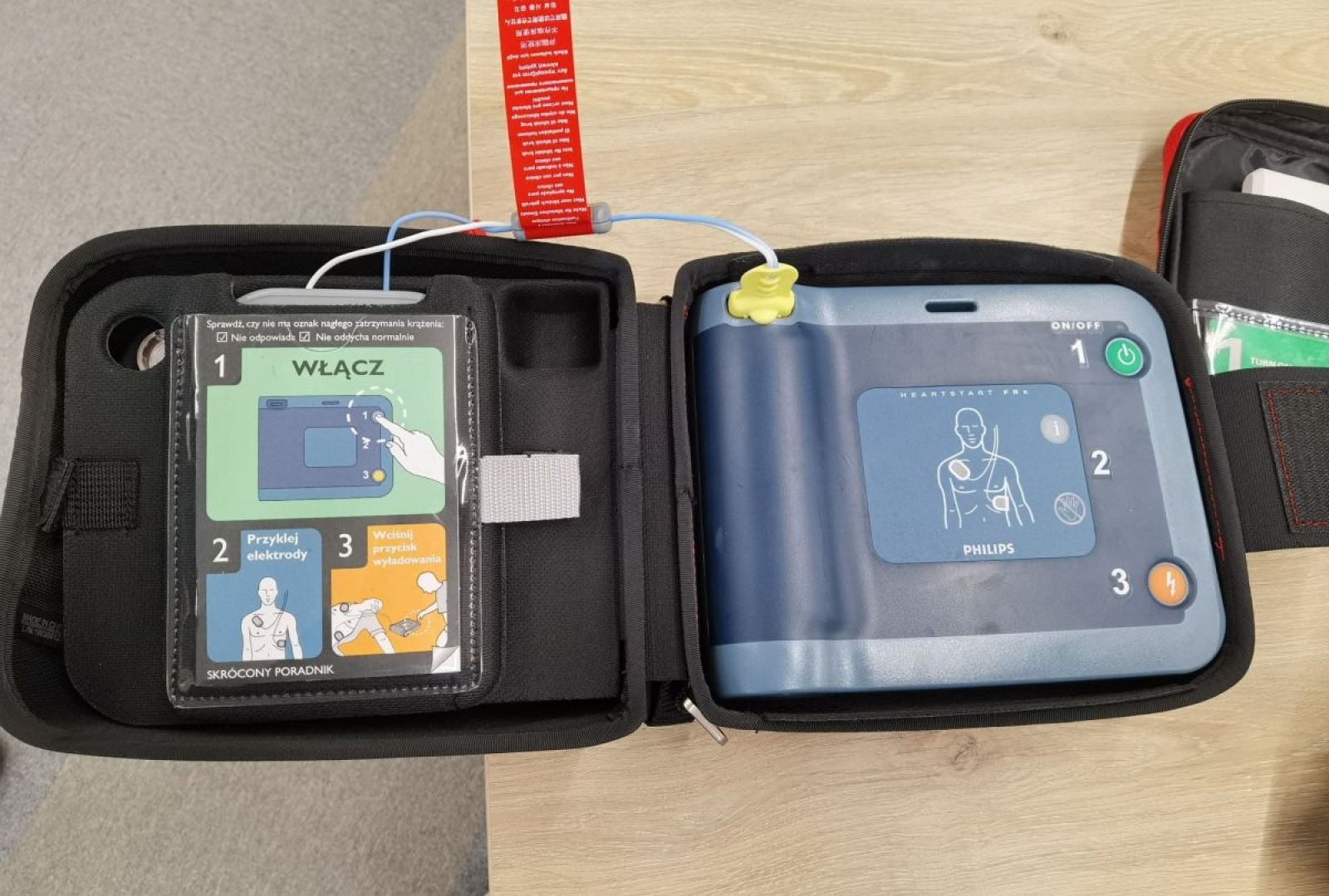 Zdjęcie w galerii na portalu naszwodzislaw.com: W powiatowym Wydziale Komunikacji zainstalowano defibrylator [FOTO] wiadomości z regionu