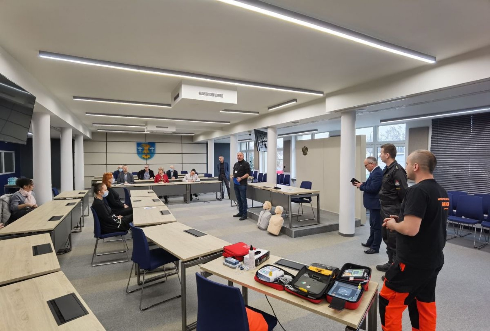 Zdjęcie w galerii na portalu naszwodzislaw.com: W powiatowym Wydziale Komunikacji zainstalowano defibrylator [FOTO] wiadomości z regionu