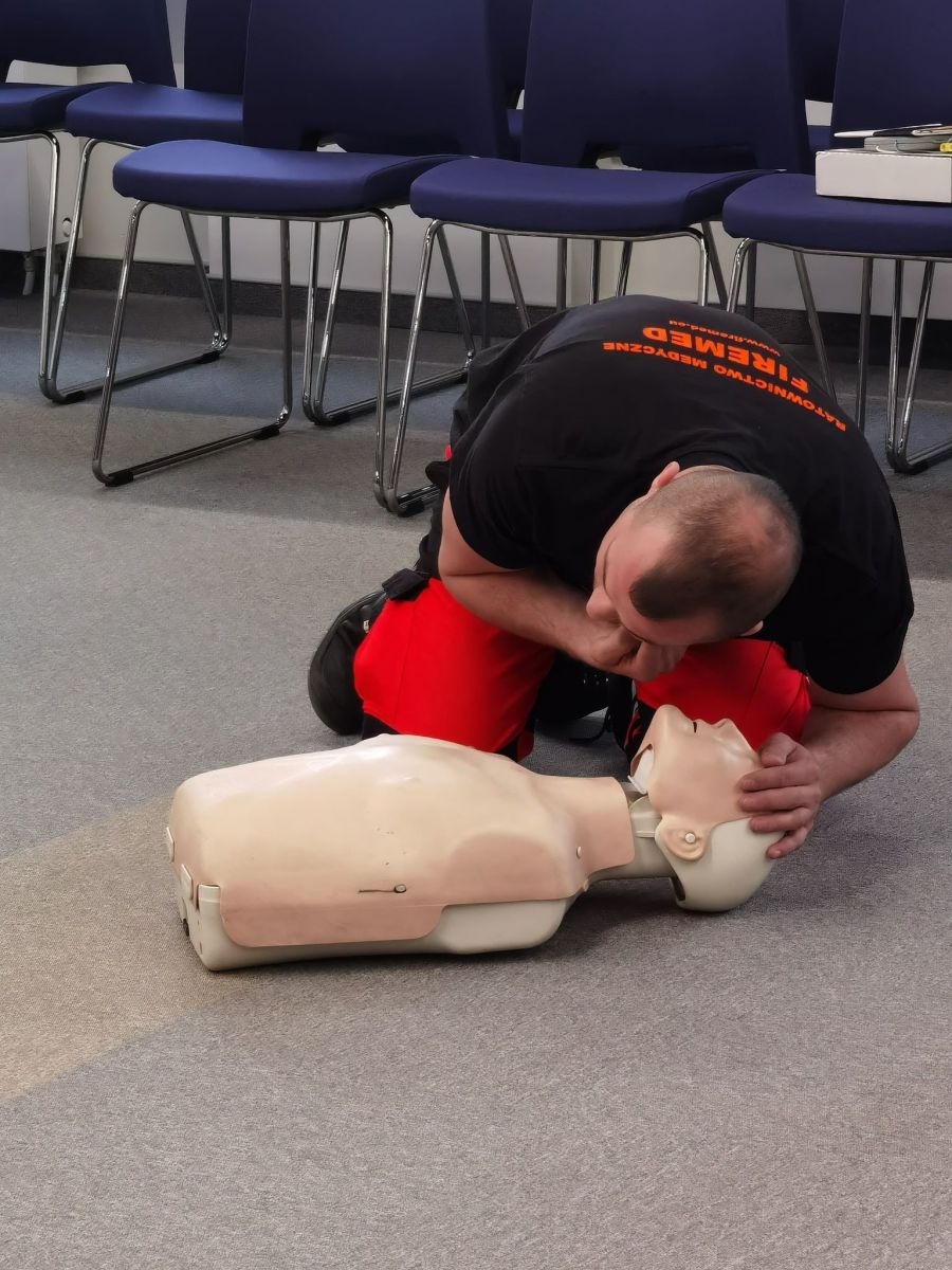 Zdjęcie w galerii na portalu naszwodzislaw.com: W powiatowym Wydziale Komunikacji zainstalowano defibrylator [FOTO] wiadomości z regionu