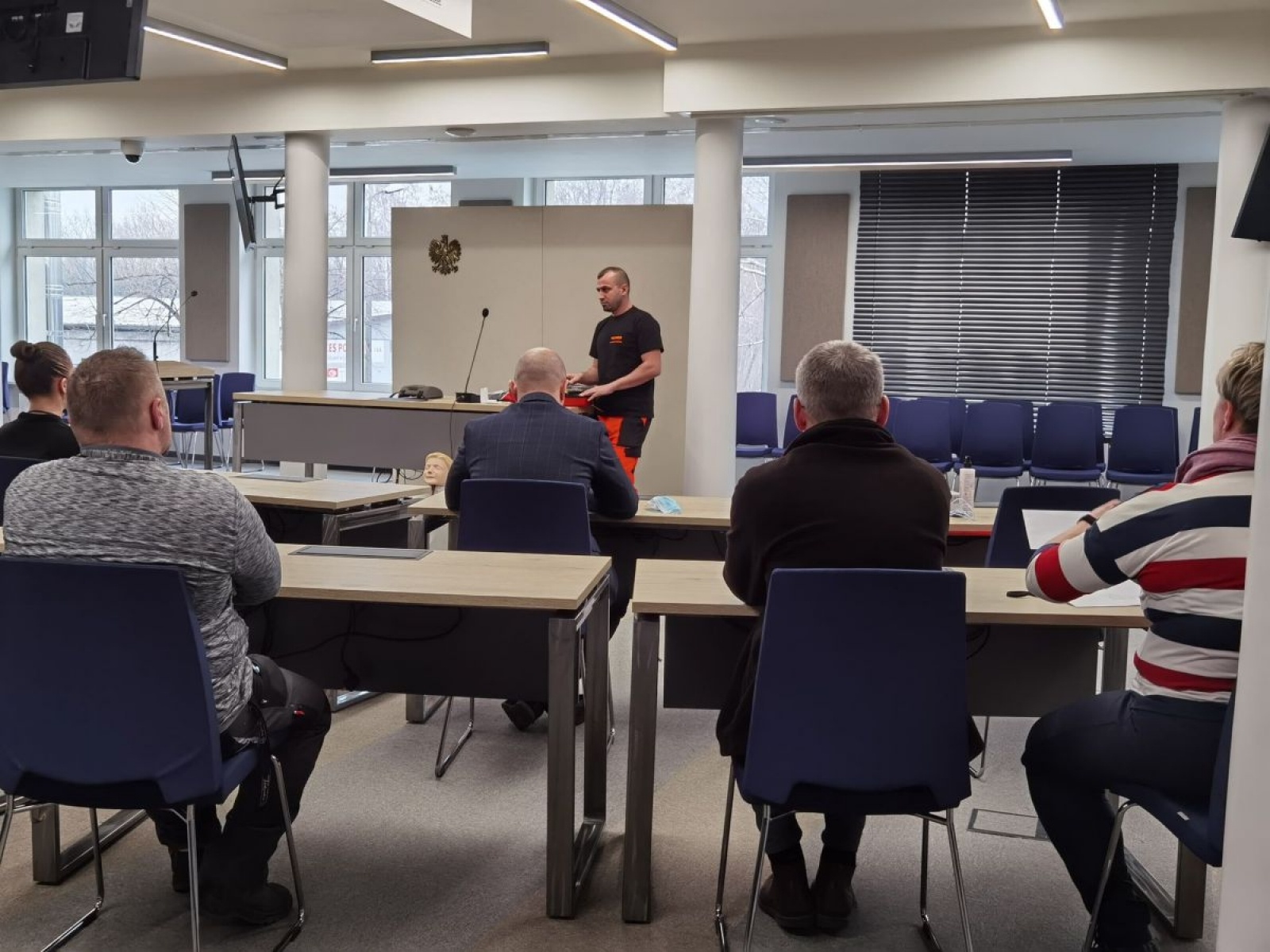 Zdjęcie w galerii na portalu naszwodzislaw.com: W powiatowym Wydziale Komunikacji zainstalowano defibrylator [FOTO] wiadomości z regionu