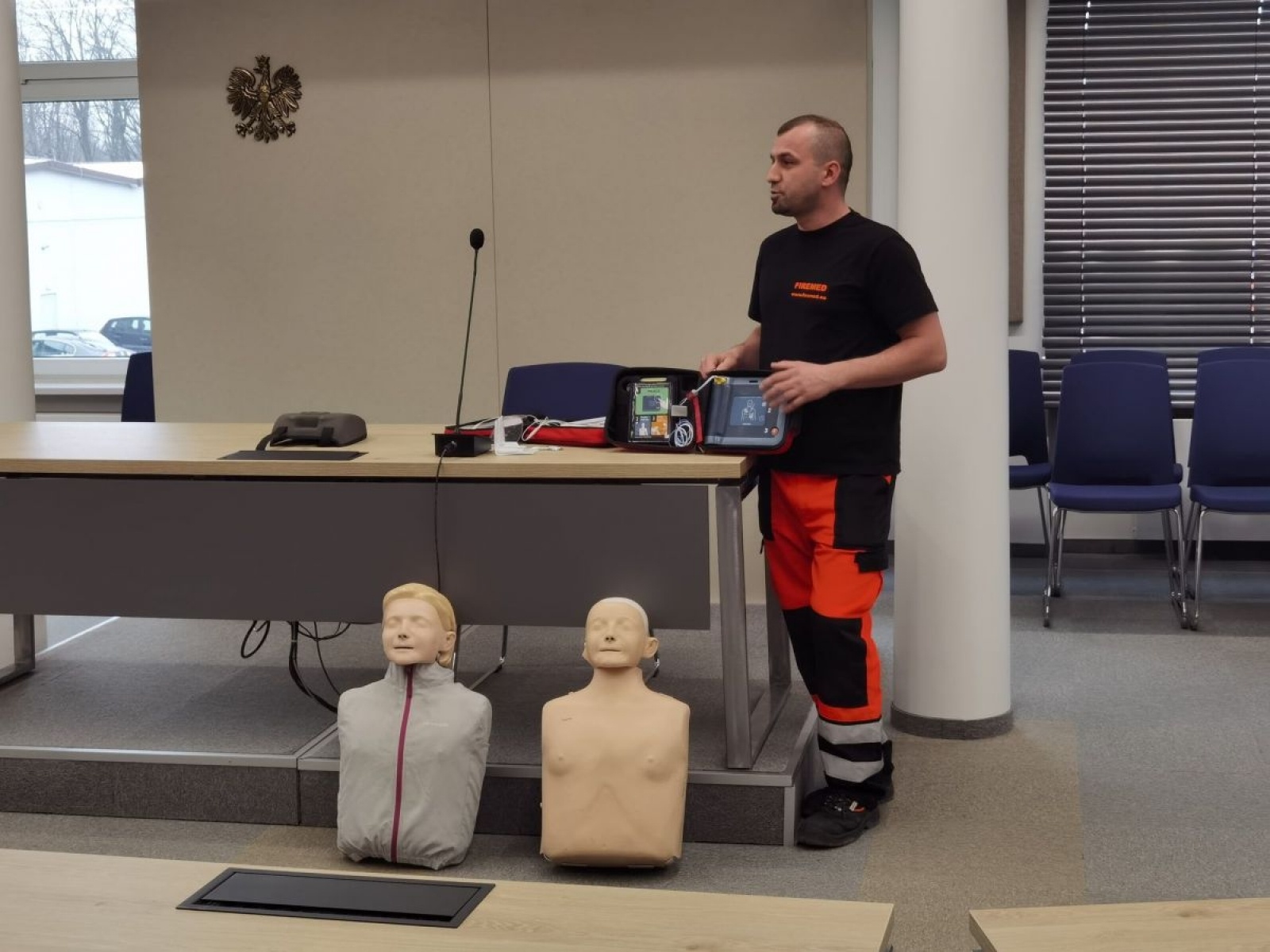 Zdjęcie w galerii na portalu naszwodzislaw.com: W powiatowym Wydziale Komunikacji zainstalowano defibrylator [FOTO] wiadomości z regionu