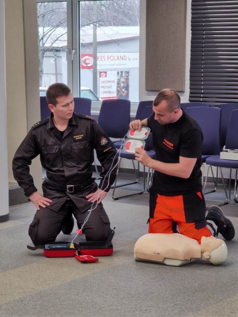 Zdjęcie w galerii na portalu naszwodzislaw.com: W powiatowym Wydziale Komunikacji zainstalowano defibrylator [FOTO] wiadomości z regionu