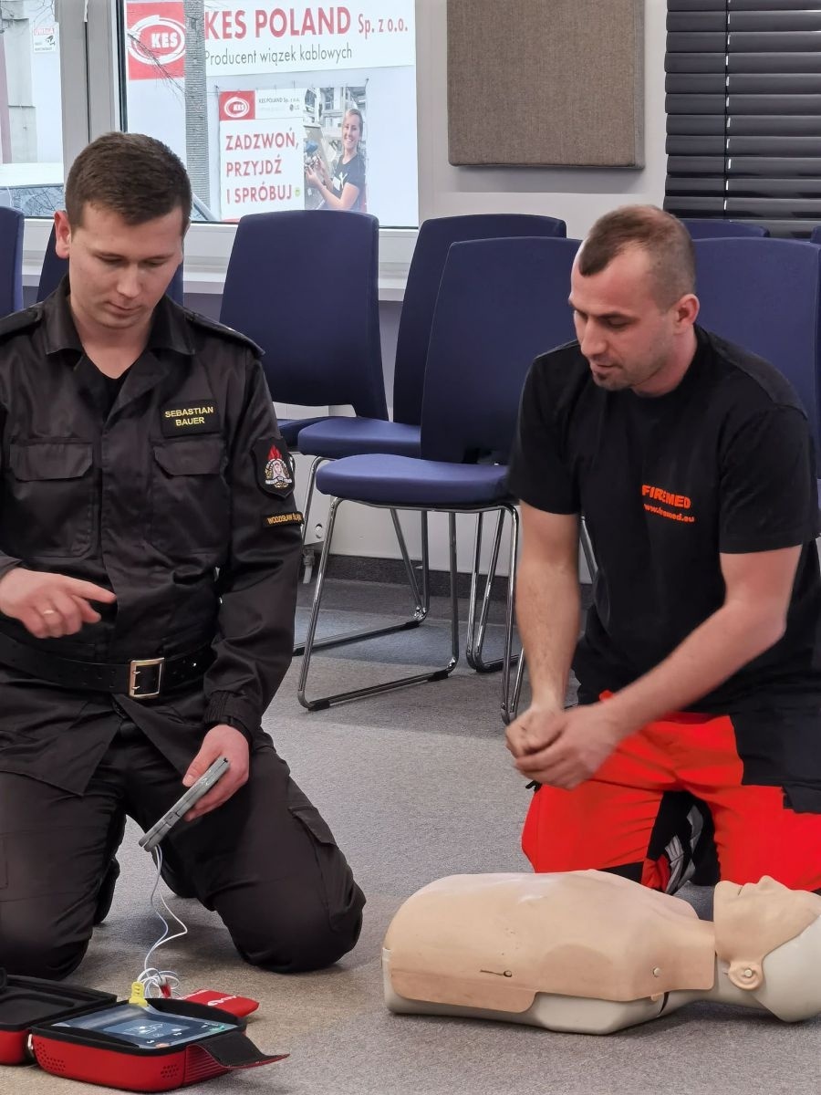 Zdjęcie w galerii na portalu naszwodzislaw.com: W powiatowym Wydziale Komunikacji zainstalowano defibrylator [FOTO] wiadomości z regionu