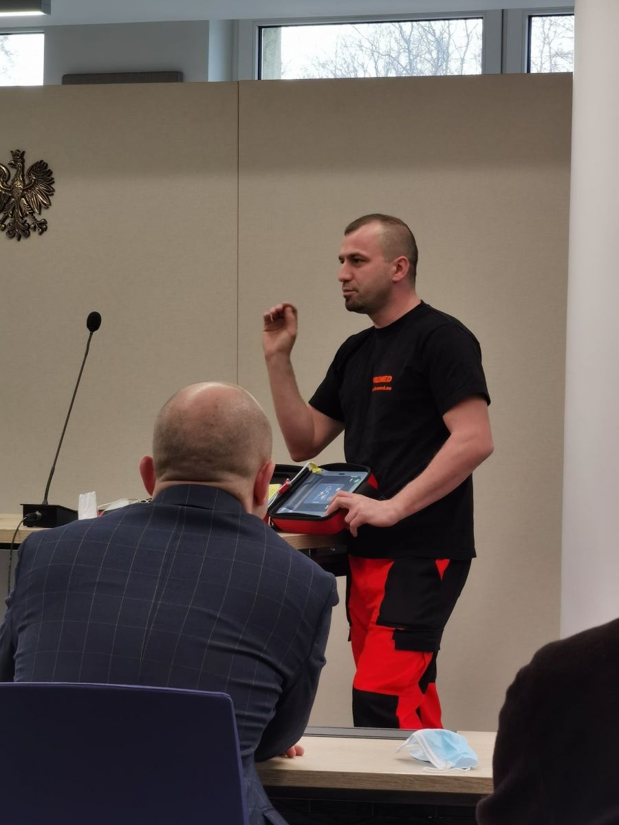 Zdjęcie w galerii na portalu naszwodzislaw.com: W powiatowym Wydziale Komunikacji zainstalowano defibrylator [FOTO] wiadomości z regionu