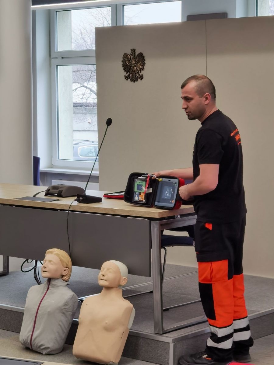 Zdjęcie w galerii na portalu naszwodzislaw.com: W powiatowym Wydziale Komunikacji zainstalowano defibrylator [FOTO] wiadomości z regionu